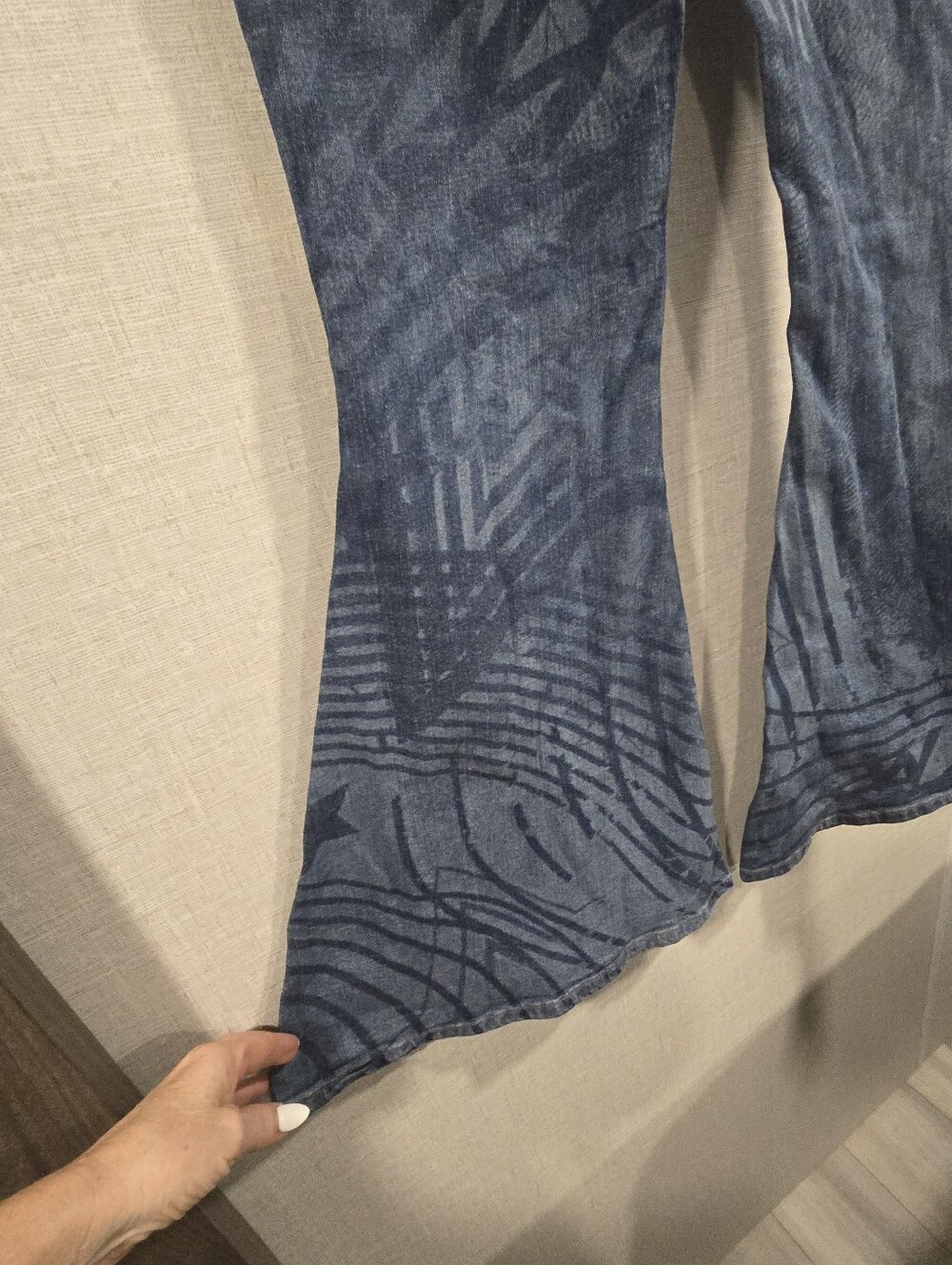 Wrangler x Lainey Wilson Bell Bottom Jeans Size 26x32 Western Graphic Flare-NWT - Picture 8 of 13